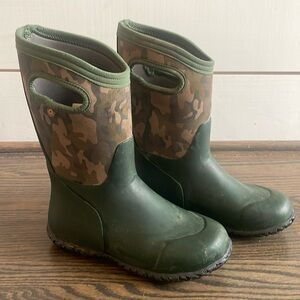 Youth camo bogs
